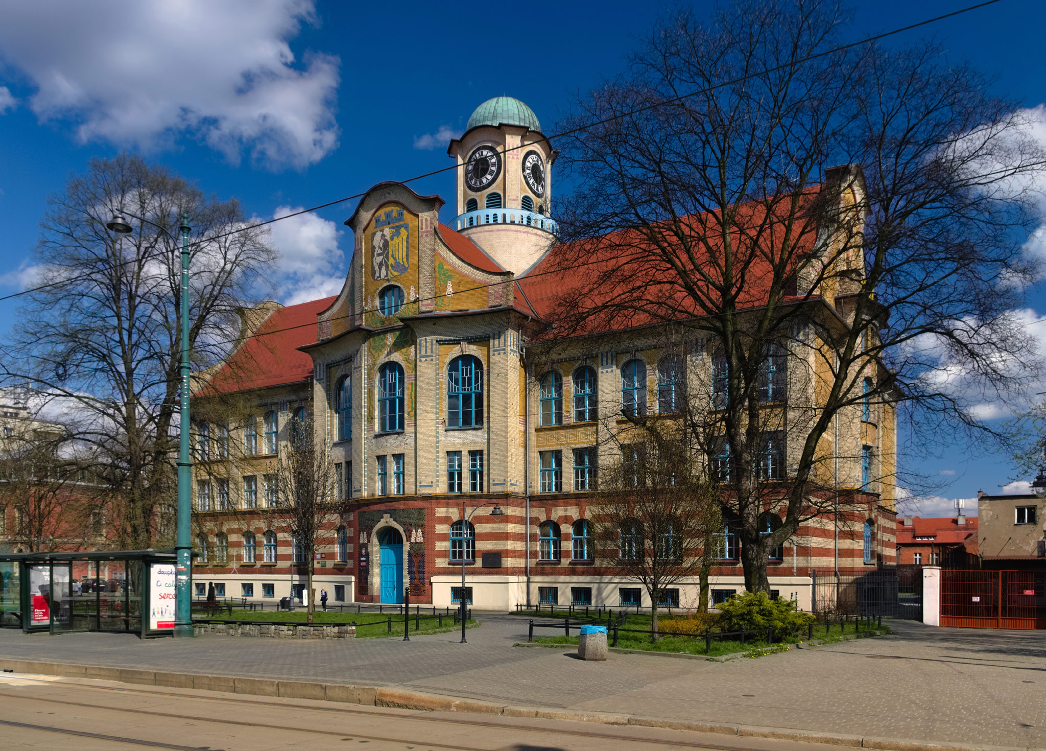 Budynek IV liceum w Bytomiu, plac Sikorskiego.